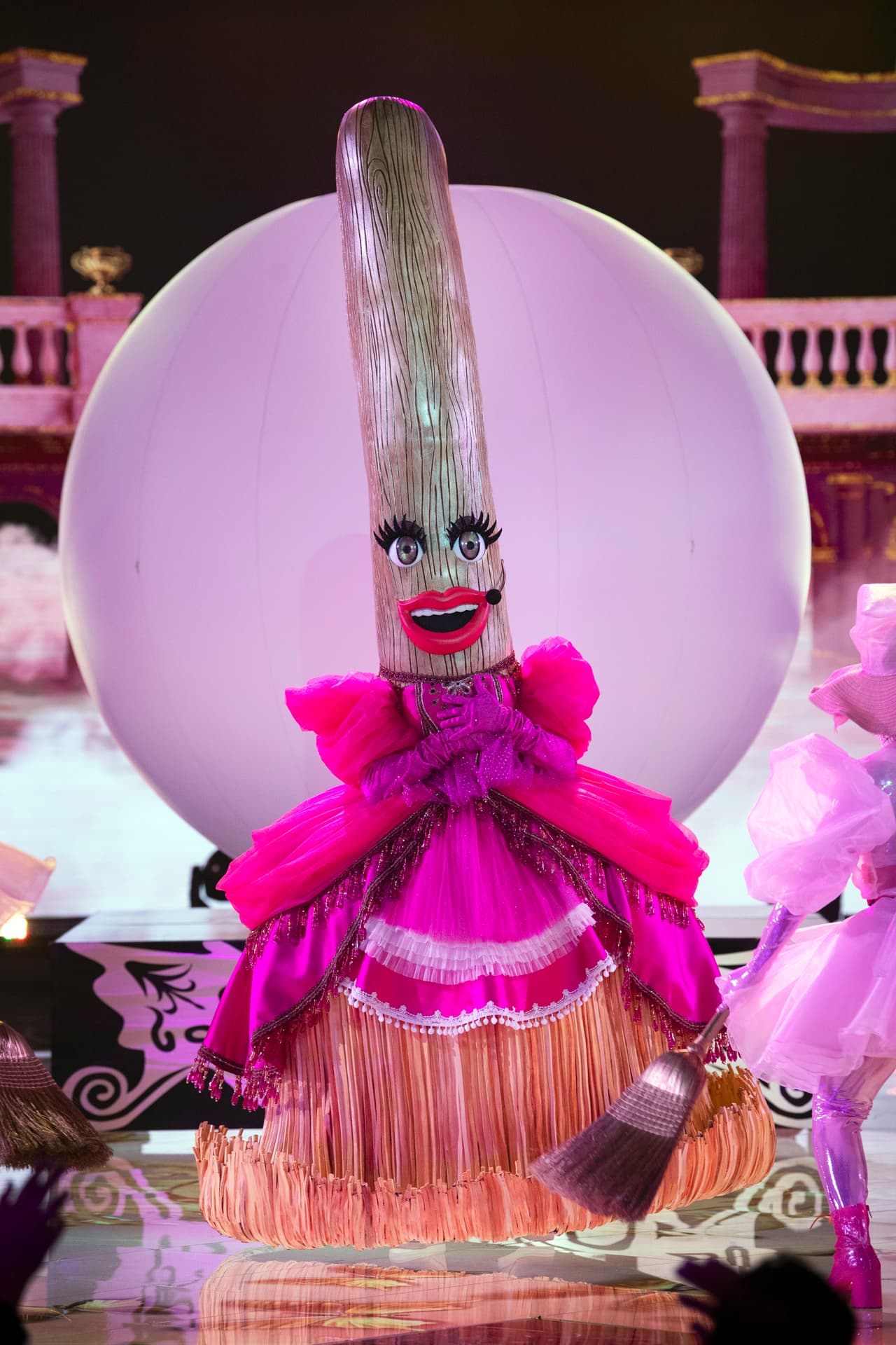 Escoba llegó no a barrer el escenario, sino a brillar con su performance. Demostró ser de buena madera y cantó el tema grupero ‘Háblame De Ti’.