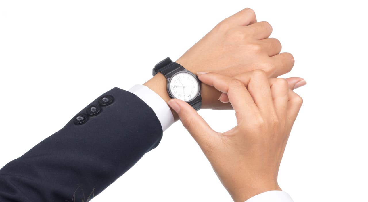 En el caso de la hora es muy probable que la persona mire al reloj exactamente en el momento que su reloj interior le invita a hacerlo y sigue un ritmo o patrón de ahí que repetirá una secuencia más que otras. Lo que sucede es que el sujeto tiende a fijarse en la que le llamó la atención y cuando mira otra no lo registra.