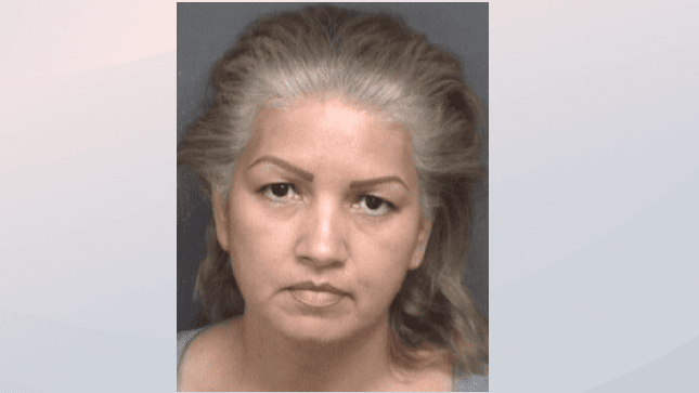 Mujer acusada de varias ofensas sexuales con un menor de 12 años