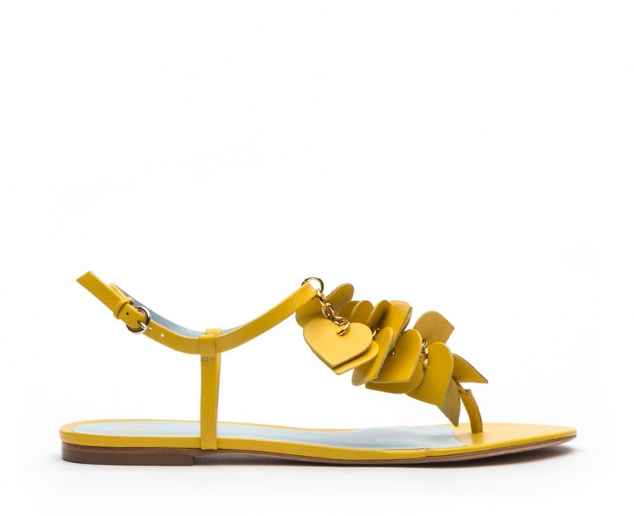 Las sandalias Allison en color amarillo dorado, ofrecen un estilo poco convencional y elegante.