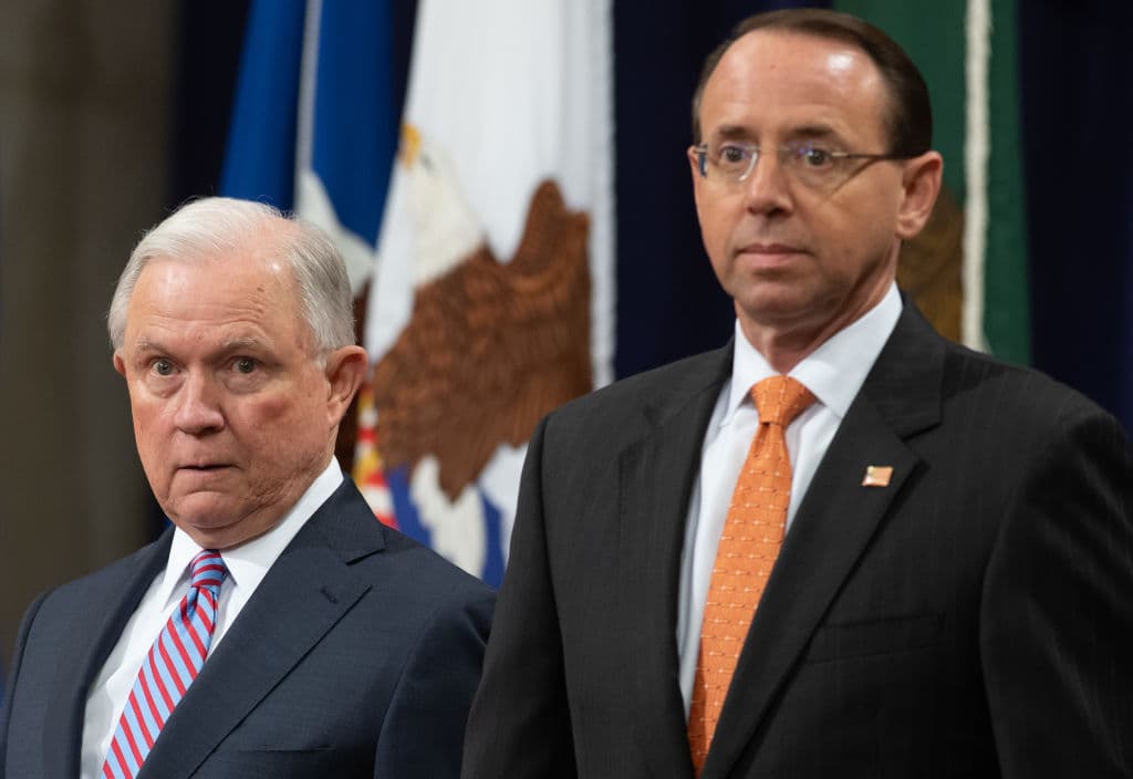 Rod Rosenstein, vicefiscal general, junto al fiscal general, Jeff Sessions.