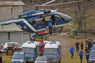 La evacuación en helicóptero de los cuerpos de las víctimas ha comenzado.