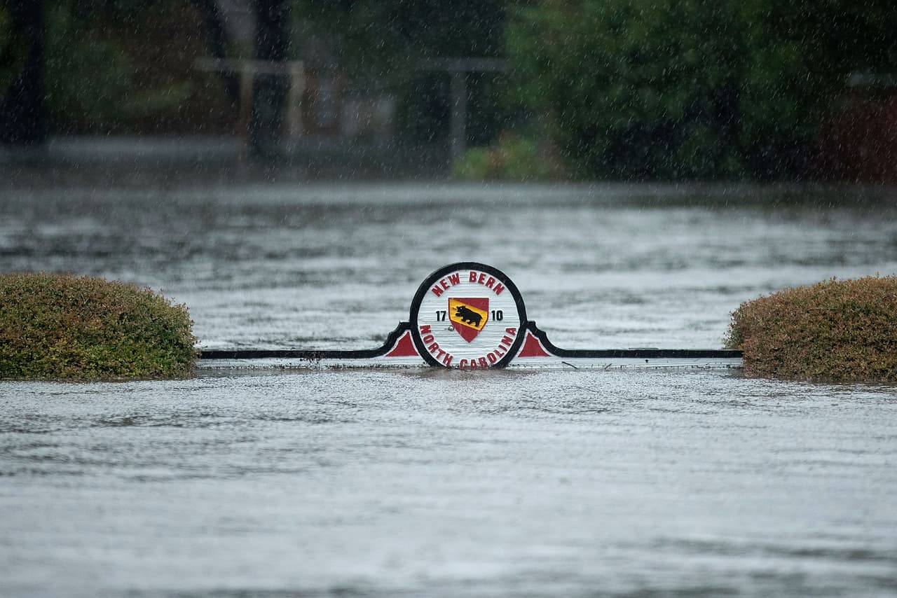 Al menos 4.200 casas y 300 negocios en New Bern han sufrido daños por inundaciones o por árboles caidos.