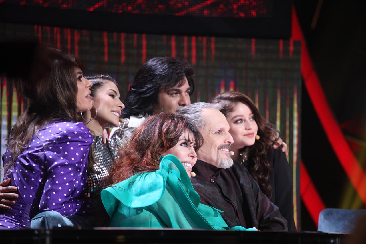 Durante los cortes comerciales, no sólo aprovechan para sacarse selfies, Gali ha acostumbrado a las juezas ha recibir algunos regalos.