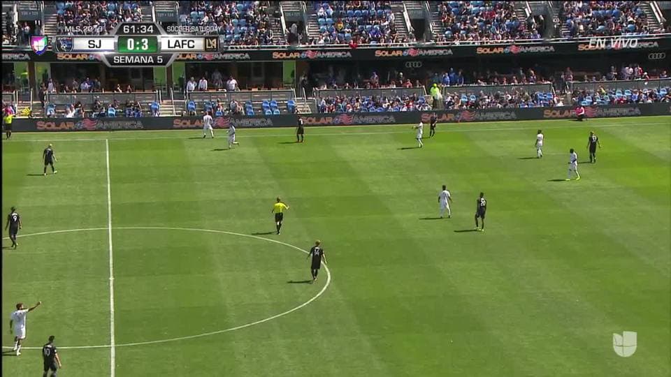 Tiro desviado de Diego Rossi