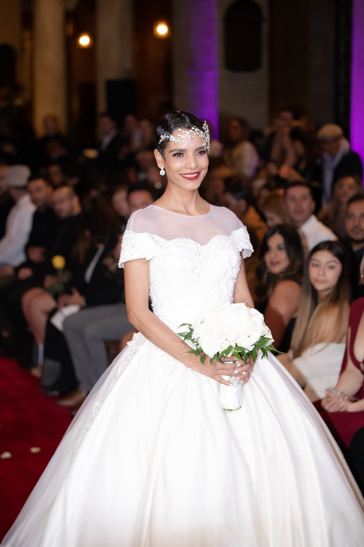 ... quien también lució un vestido de Johana Hernández en la Semana de la Moda en Los Ángeles, California.