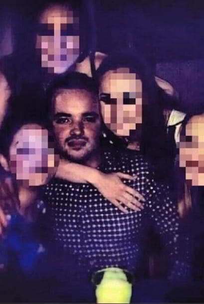 En sus imágenes de redes sociales también presumía estar rodeado de mujeres.