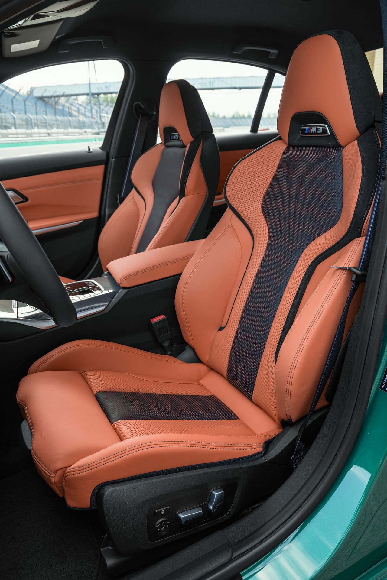 También recibe nuevos asientos deportivos M con calefacción, refuerzos laterales pronunciados, reposacabezas integrados y una placa iluminada.