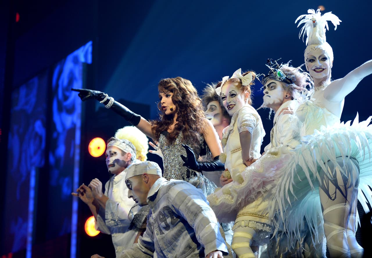 Leslie Grace sorprendió a todos con un número musical acompañada de algunos integrantes del Cirque du soleil. Ella cantó el tema 'Be my baby' y estuvo nominada ese año a Mejor Álmbum Tropical Contemporáneo.