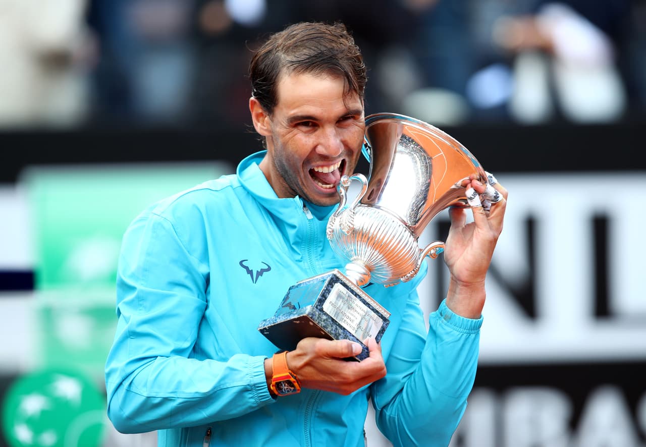 Rafael Nadal celebra con el trofeo.
