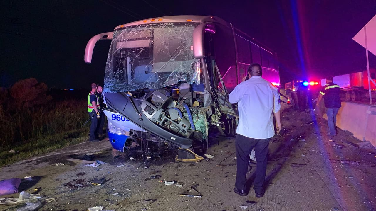 Se registra un aparatoso accidente que involucra a un autobús privado al suroeste de Houston