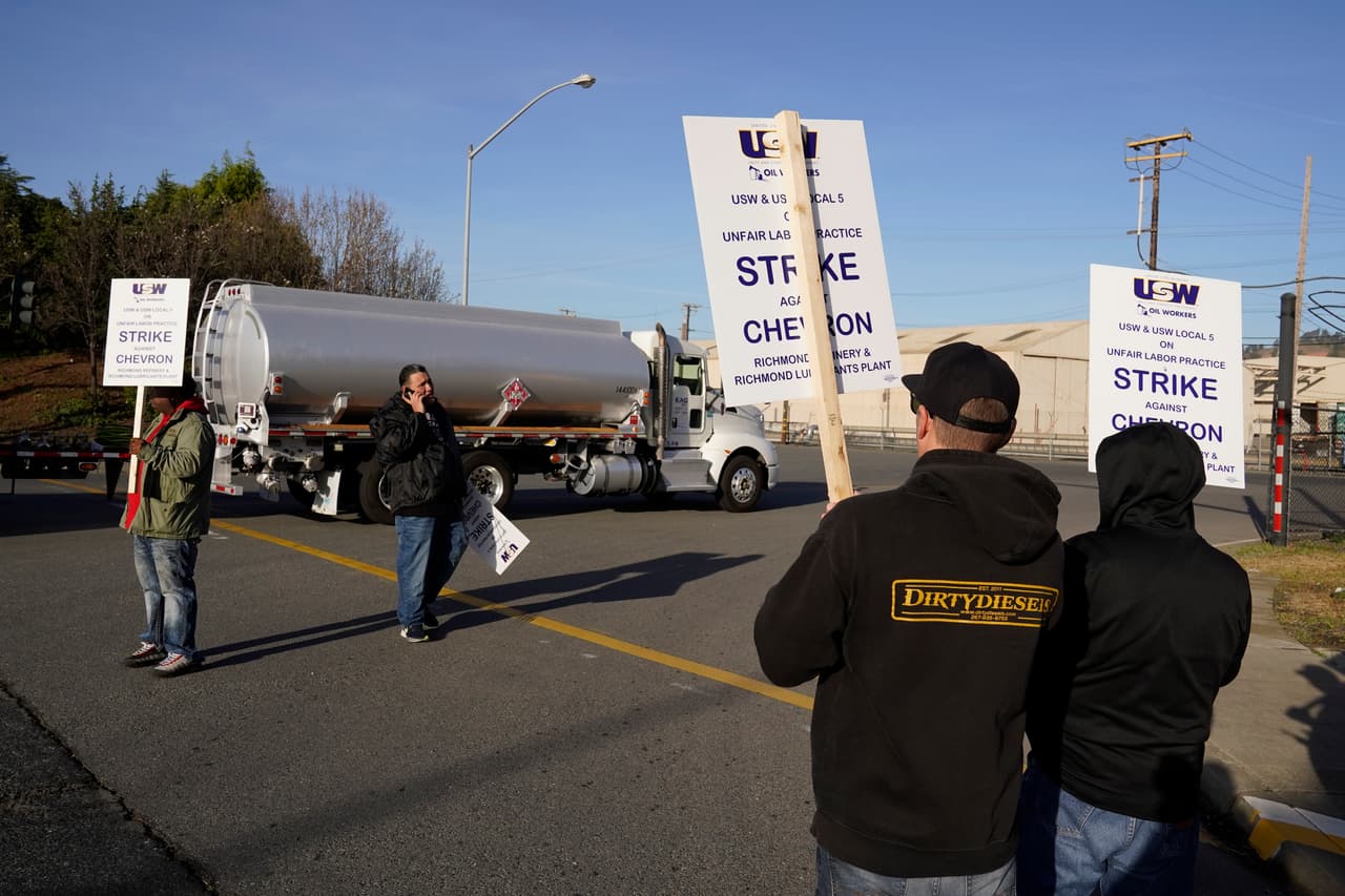 Más de 500 trabajadores de una
<b>refinería de Chevron Corp.</b> en el Área de la Bahía de San Francisco se declararon en huelga el lunes debido a una
<b>disputa contractual</b>.
<br>