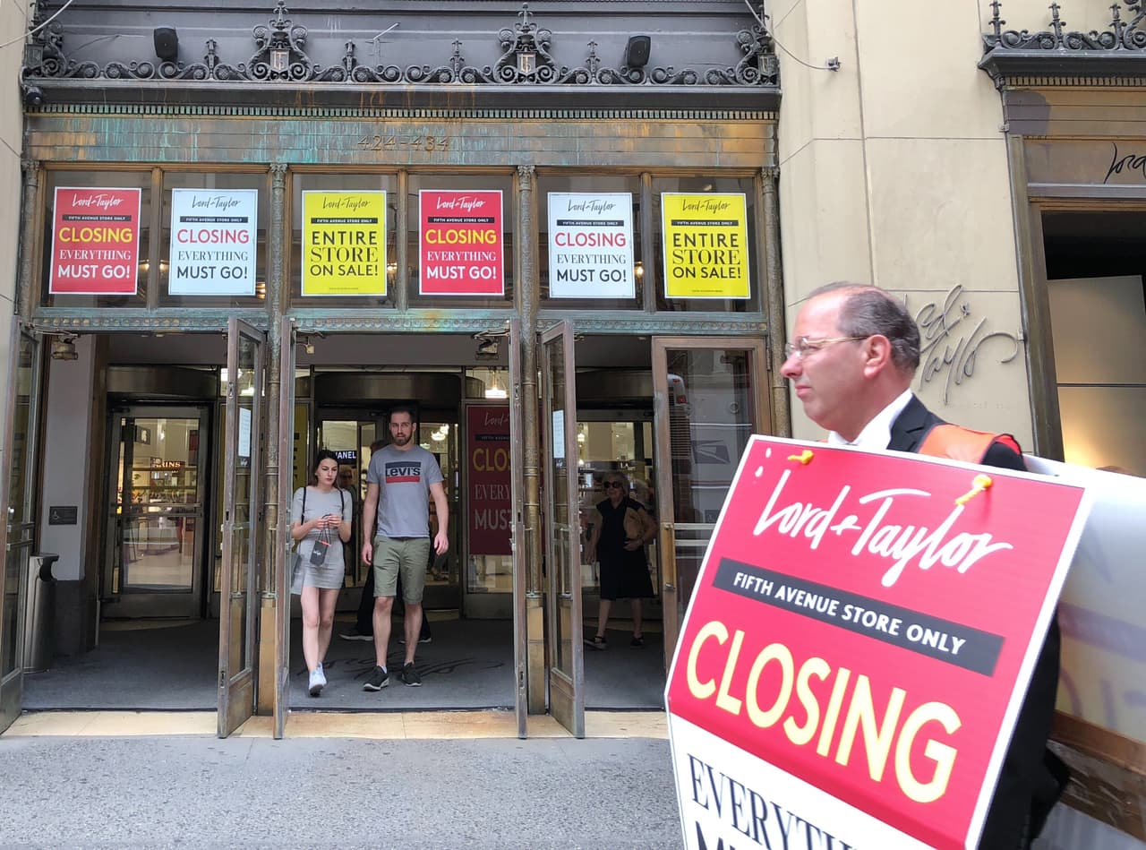 <b>Puesto 19. Lord y Taylor</b>.
<br>
<br>Locales cerrados: 38.
<br>
<br>Marca afectada: Lord & Taylor.
<br>
<br>Esta cadena de tiendas por departamentos se declaró en quiebra en agosto de 2020 y anunció el cierre de sus 38 tiendas físicas. El grupo Saadia compró la marca en octubre de 2020 por 12 millones de dólares y la relanzará con el nombre de America's Collective Store, una tienda en línea. En 2010, las compras en línea en el país representaron solo el 4.2%, en 2020 esta cifra aumentó a más del 16%.
<br>