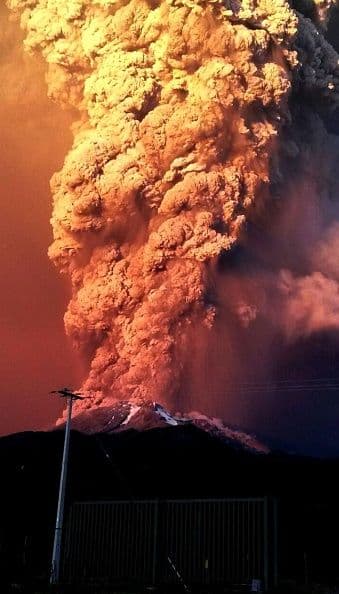 El Calbuco, sin embargo, es un volcán mucho más potente que el Villarrica, ya que ocupa el puesto 3 de 90 en la escala de volcanes chilenos.