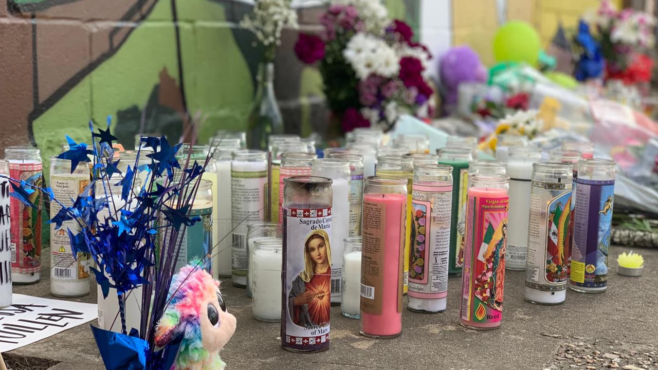Amigos y personas que conocían a la joven hispana han acudido hasta este lugar para orar y rendirle tributo.