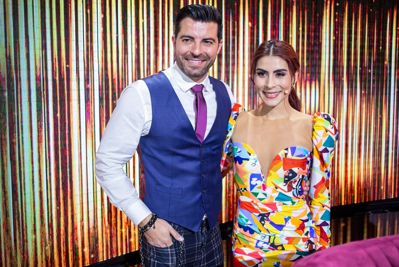 El presentador español, Antonio Santana, y la cantante tapatía, María León, posaron juntos en uno de los descansos.