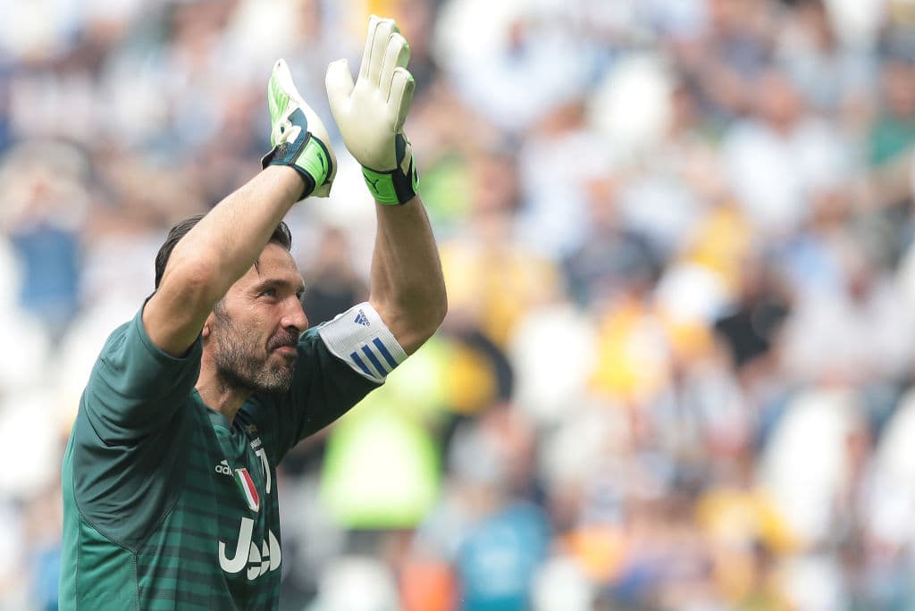 Tras el fracaso de Italia en la pasada eliminatoria mundialista, Buffon decidió retirarse de la selección y también anunció su salida de la Juve, aunque está en el aire si su carrera continuará o no.