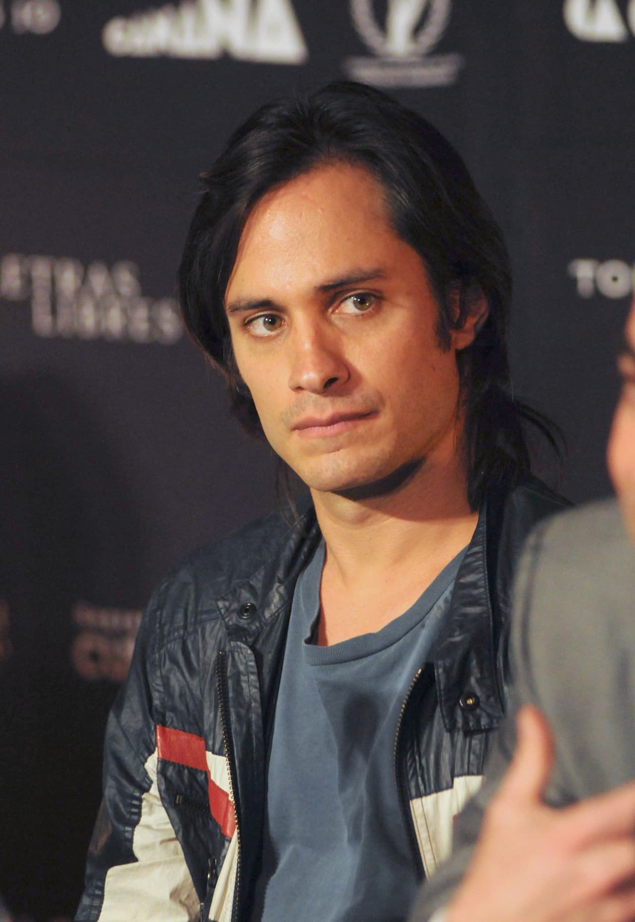 El actor nacido en Guadalajara, México, el 30 de noviembre de 1978 comenzó a actuar en telenovelas a los 11 años: su primera aparición en televisión fue en 'Teresa'. Tres años después protagonizó su primera historia: 'El abuelo y yo', con Ludwika Paleta.