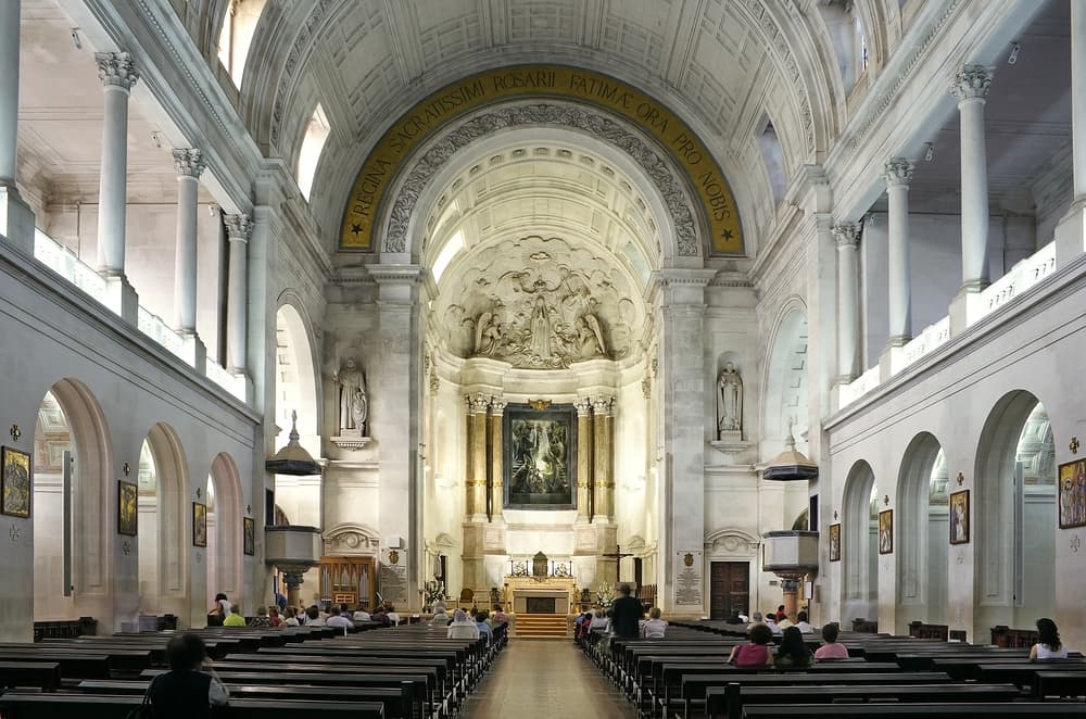 Entre 1935 y 1941, bajo las órdenes de sus superiores, la hermana Lucía escribió sus memorias de los acontecimientos de Fátima. En la tercera de ellas, publicad hasta 1941, escribió las dos primeras partes del secreto que le reveló la Virgen y explicó que había una tercera parte que el cielo aún no le permitía revelar.