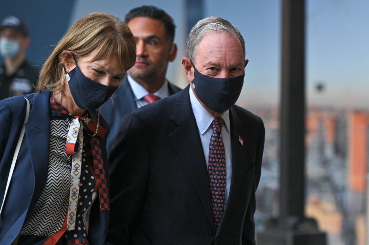 El exalcalde de Nueva York, Michael Bloomberg, al llegar a la ceremonia en Nueva York, el lugar donde murió la mayoría de las 2,997 víctimas de la jornada, en la que hubo dos atentados más en el Pentágono, a las afueras de Washington DC, y en Pennsylvania.