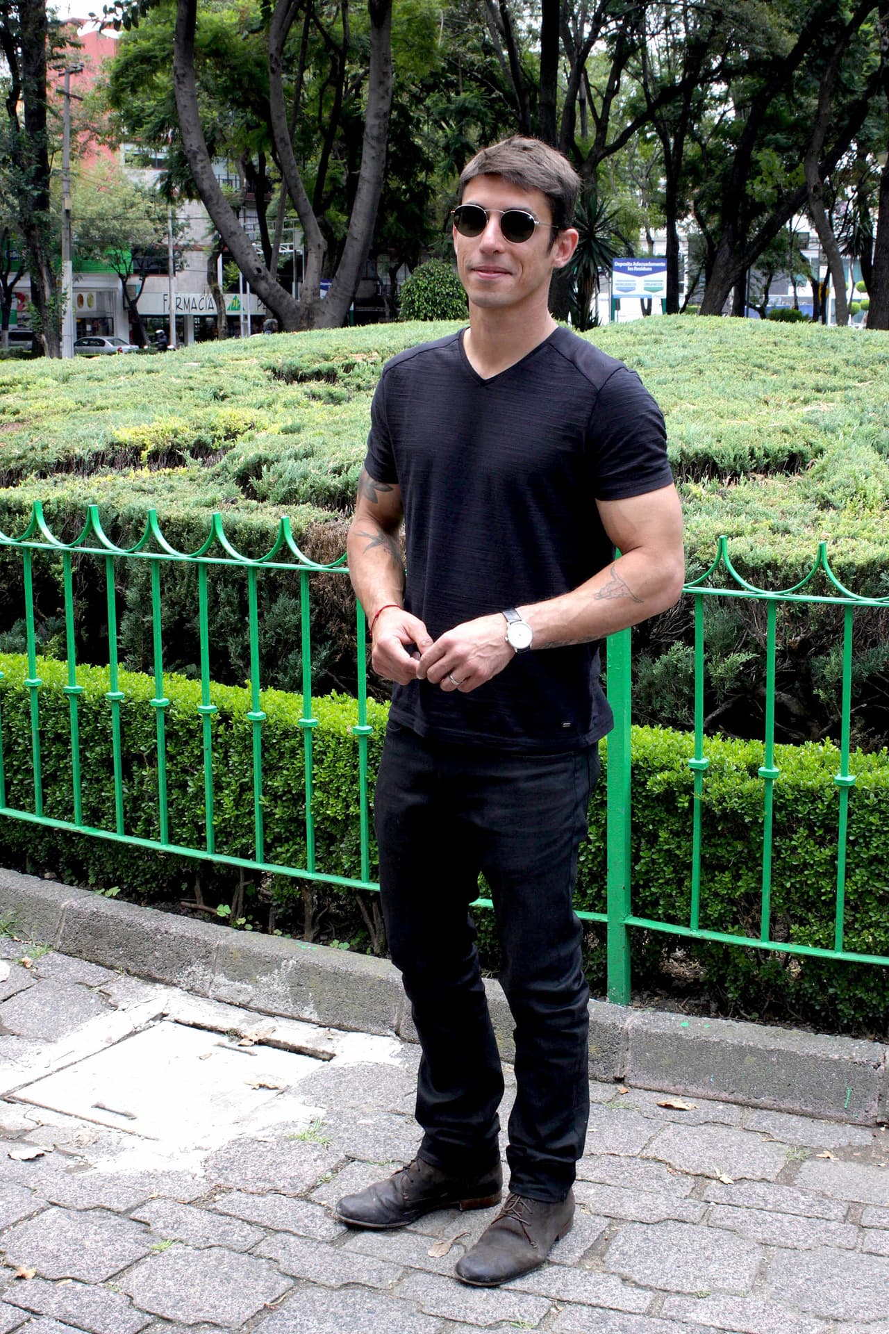 Alberto Guerra es otro famoso que pierde el control cada que un fotógrafo se le acerca. Así sucedió cuando lo captaron saliendo de una restaurante junto a Zuria Vega y el actor cubano le reclamó con gritos y manotazos al reportero por sacar imágenes de ese encuentro.