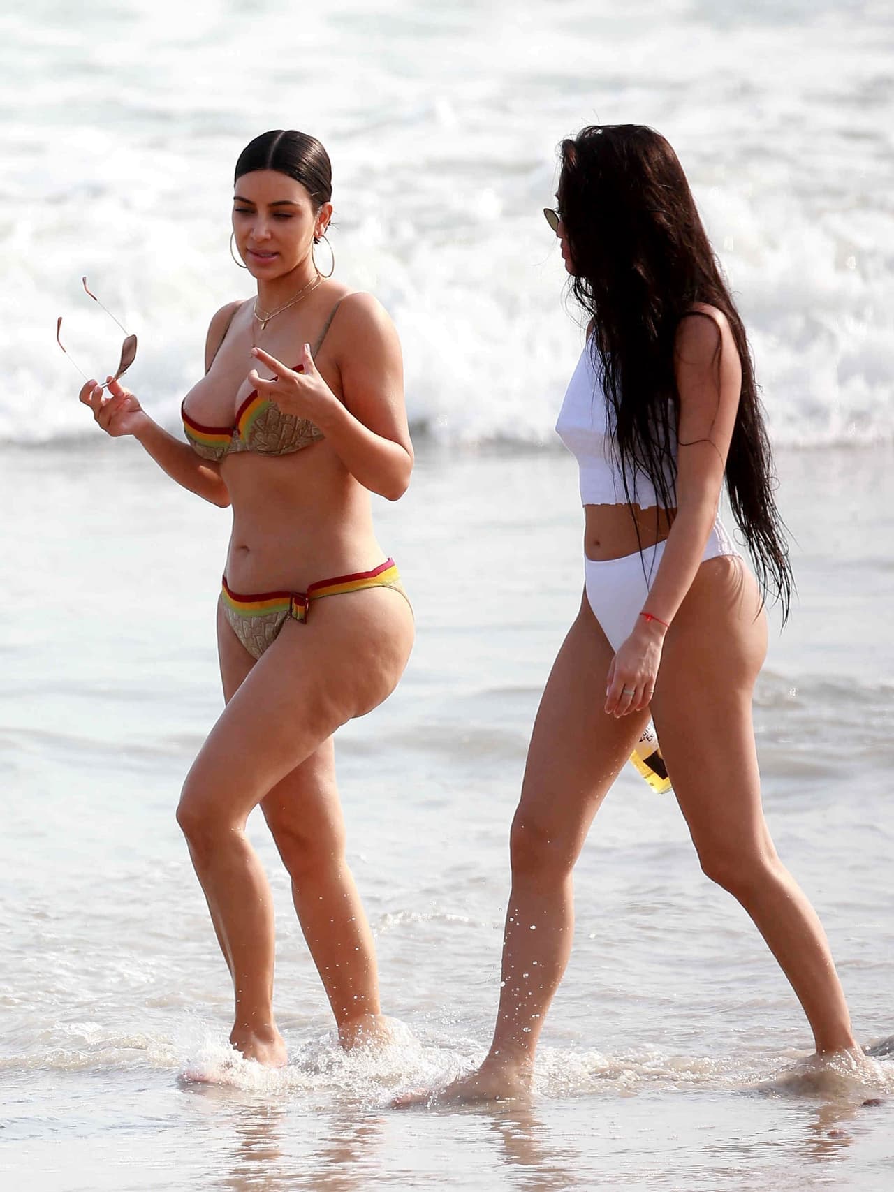 Kim Kardashian pasó el fin de semana del 22 de abril de 2017 en el resort Casa Aramara, en Tulum, México. Allí estuvo en la playa con Stephanie Sheppard, su asistente, mientras tomaba una cerveza. Además, Kourtney Kardashian también estuvo con amigas en el lugar.