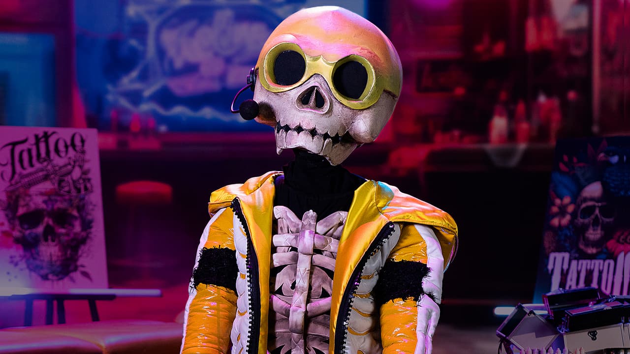 <h2 class="cms-H2-H2">Huesos</h2>
<br>Joven esquelético, apasionado por el rock y habitante del Panteón Central. Estudió diseño gráfico en su vida anterior, de ahí su pasión por los tatuajes. Por décadas ha tatuado a celebridades y Christian Nodal es uno de sus clientes recurrentes. Su salón se encuentra en un callejón secreto, al que solo se puede acceder por invitación.
<br>