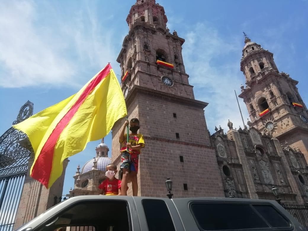 Con todo y pandemia mundial, niños, mujeres y hombres salieron a la calle por el equipo de sus amores.