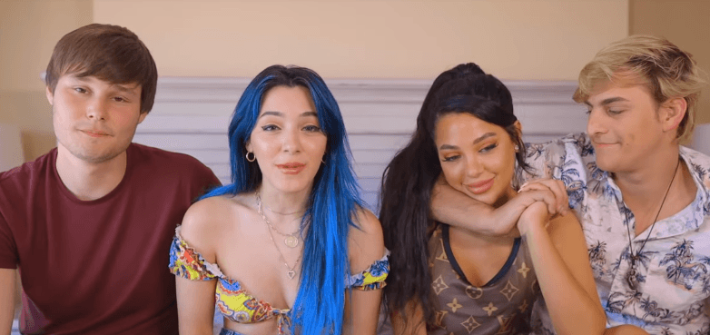 También son gemelas y su gran característica es lucir completamente opuestas en cuanto a look. Sus videos tienen millones de vistas en Youtube.