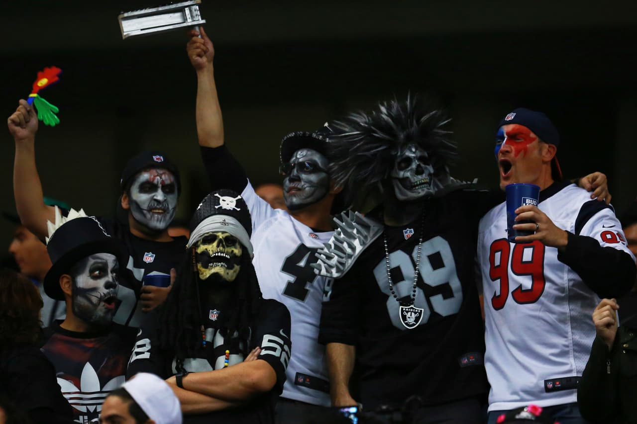 La fiesta de la NFL regresó a México en 2016 y los fanáticos se vistieron con los colores de los Oakland Raiders y de Houston Texans.