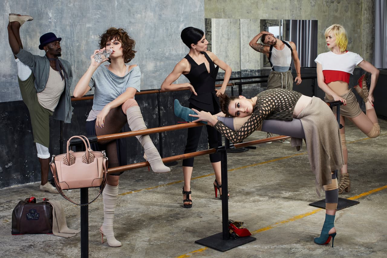 Alejados de sus tradicionales zapatillas, los bailarines de “La Répétition” , el nuevo film de Louboutin, ensayan trepados en altísimos tacones, desafiando quizás esos rumores expandidos de que con esos zapatos irracionales que creó el zapatero francés no puedes ni caminar.