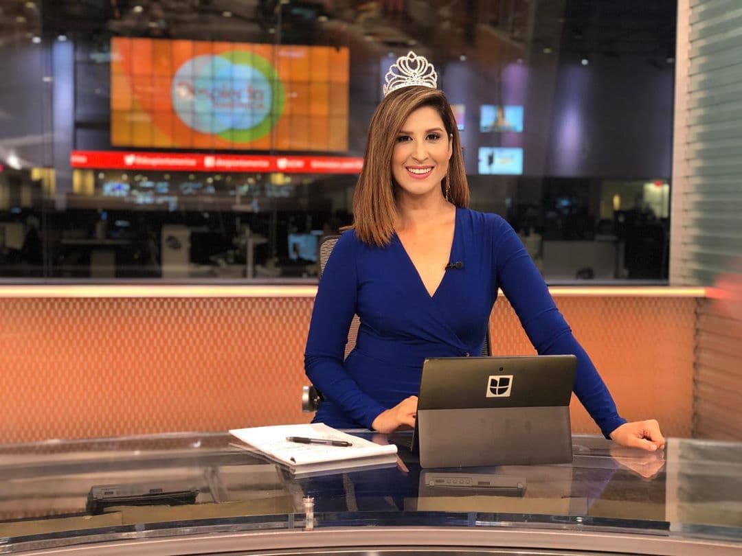 Con la reina Elyangelica --cuya corona lució por cortesía de Carlitos-- nos despedimos por esta semana, no sin antes recordarte que el verdadero rey de la casita más feliz de la televisión hispana eres tú, que día a día nos bendices con tu compañía.