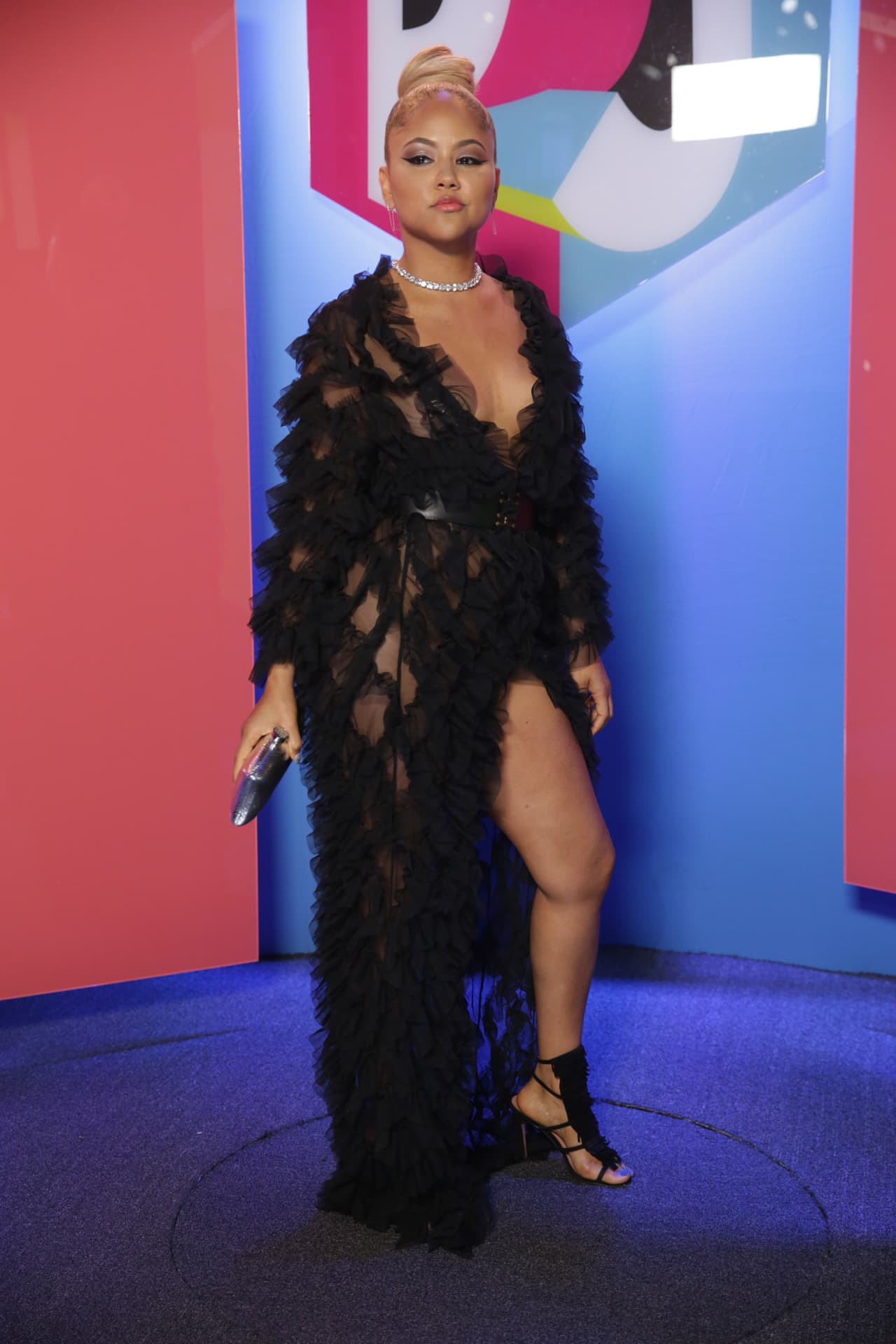 Esa misma tendencia fue elegida por Kat de Luna. En este caso con escote bajo en V al frente y un panty mucho más revelador.