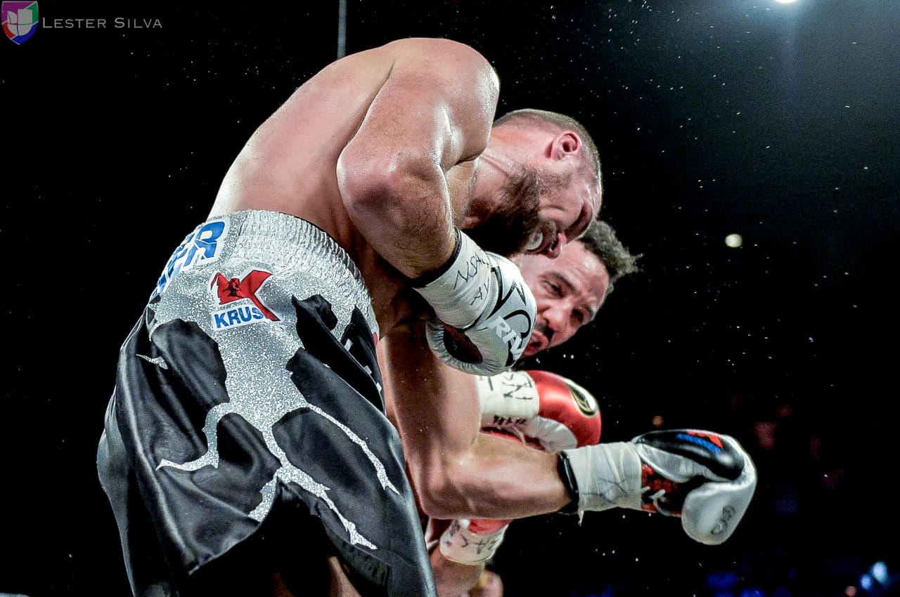 El estadounidense noqueó al ruso en el octavo asaltó y dio muestra de su gran poderío, reteniendo así los cetros de la AMB, OMB y FIB.