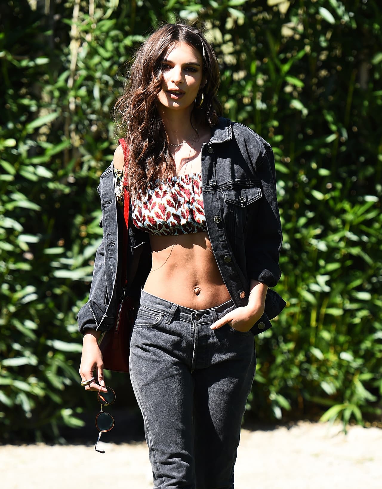 <b><a href="http://www.univision.com/entretenimiento/la-modelo-emily-ratajkowski-defendio-a-melania-trump-del-insulto-de-un-periodista">Emily Ratajkowski </a></b>asitió con un crop top, una chamarra de Forever 21 botas de gamuza.