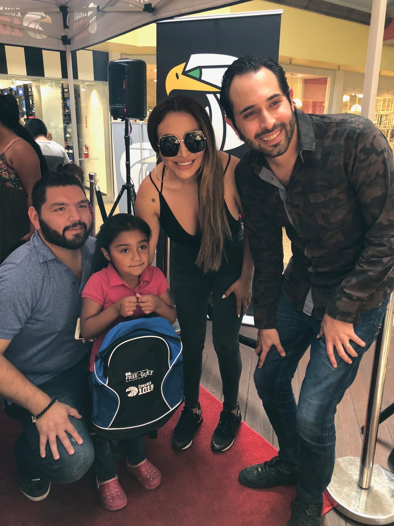 Todos quieren las mochilas de
<b><a href="https://www.univision.com/temas/el-free-guey">El Free-guey show</a></b>.