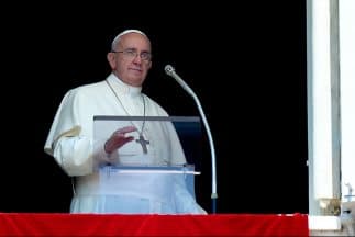 El papa Francisco pidió este domingo rezar "al Dios de la paz".