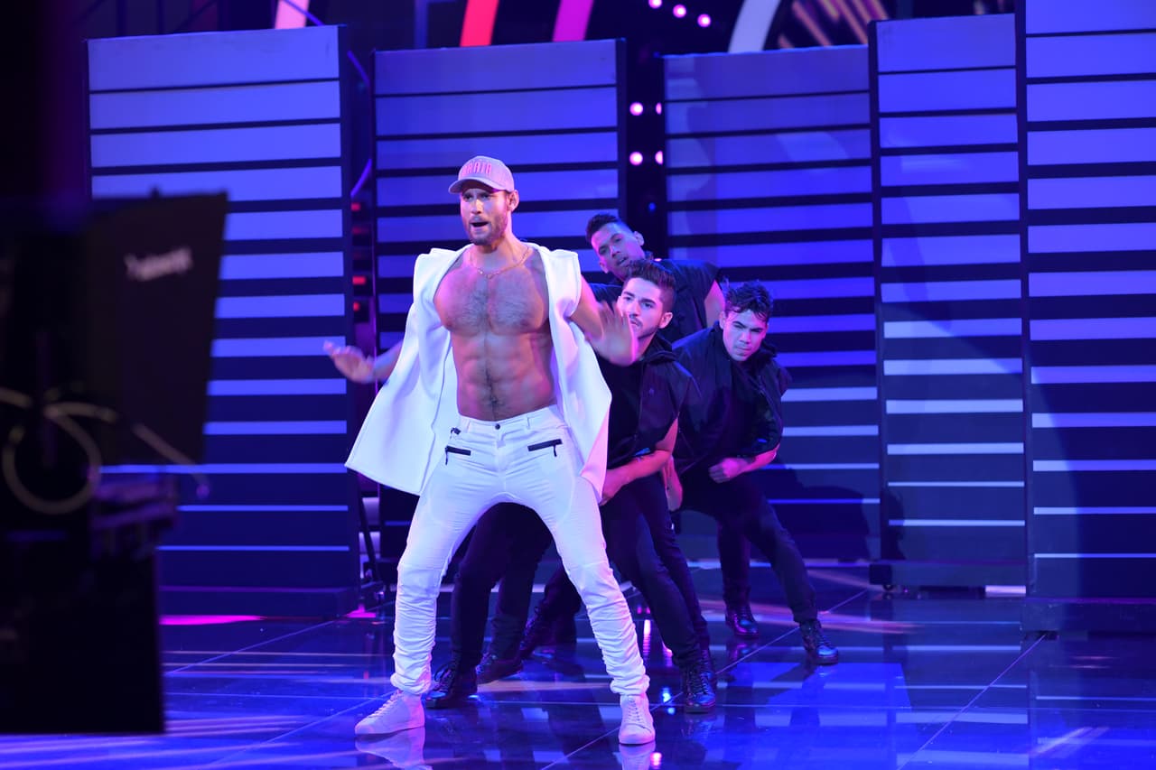 La segunda semana, Franco Noriega se enfrentó en la pista con 
<a href="http://www.univision.com/shows/mira-quien-baila/dayanara-vs-franco-la-miss-derroto-la-desnudez-del-chef-video">el tema 'Ginza'.</a>