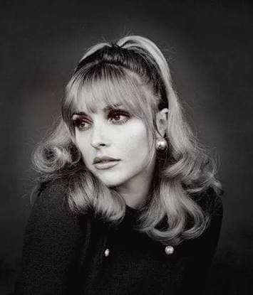 Considerada por muchos una de las bellezas más memorables de su tiempo, Sharon Tate, casada con el cineasta Roman Polanski, fue brutalmente asesinada por los seguidores de Charles Manson en su casa de Beverly Hills en el verano de 1969. Tenía ocho meses de embarazo y su carrera había empezado a despuntar con la cinta 'El valle de las muñecas'.