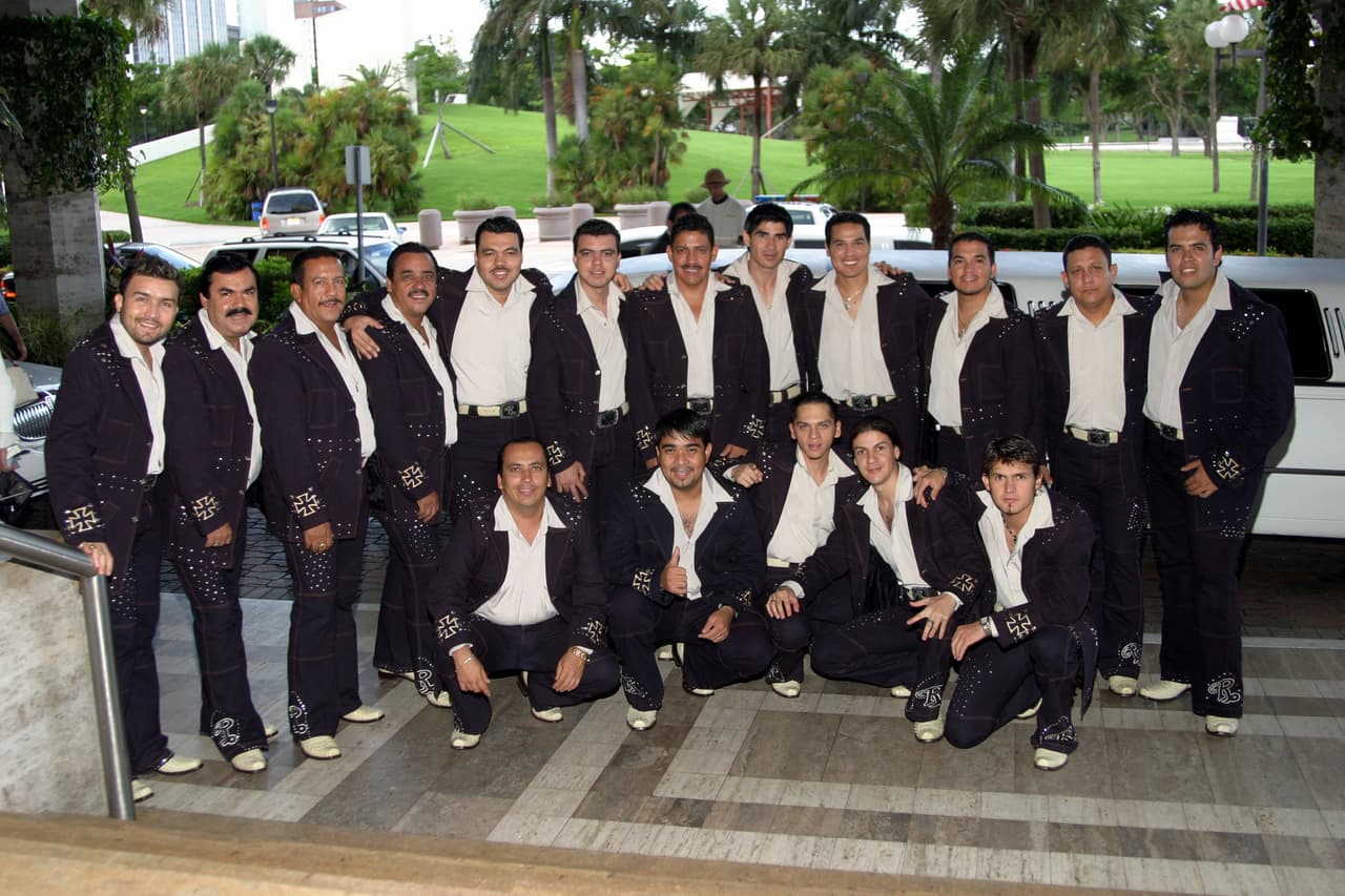 En 2003, Carlos Sarabia anuncia su retiro de El Recodo, por lo que entran en su lugar Alejandro Ojeda y Alejandro Villarreal.