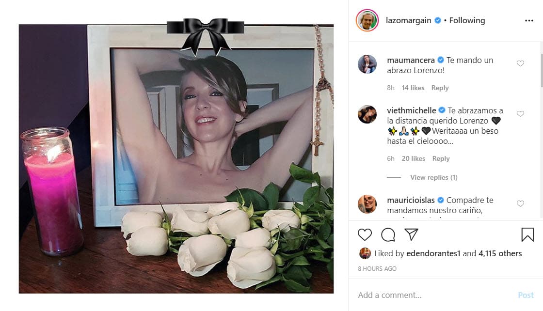 <b>Con un retrato, una vela rosa, siete rosas blancas, un rosario y un moño negro</b>, el economista mostró su nostalgia, aunque no escribió ningún texto.
<br>