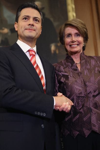Flanqueada por otros líderes demócratas de la Cámara baja y por Peña Nieto y miembros de su comitiva, Pelosi aseguró que el Congreso espera poder abordar también un eventual debate sobre una reforma migratoria integral una vez que la presente el Ejecutivo.