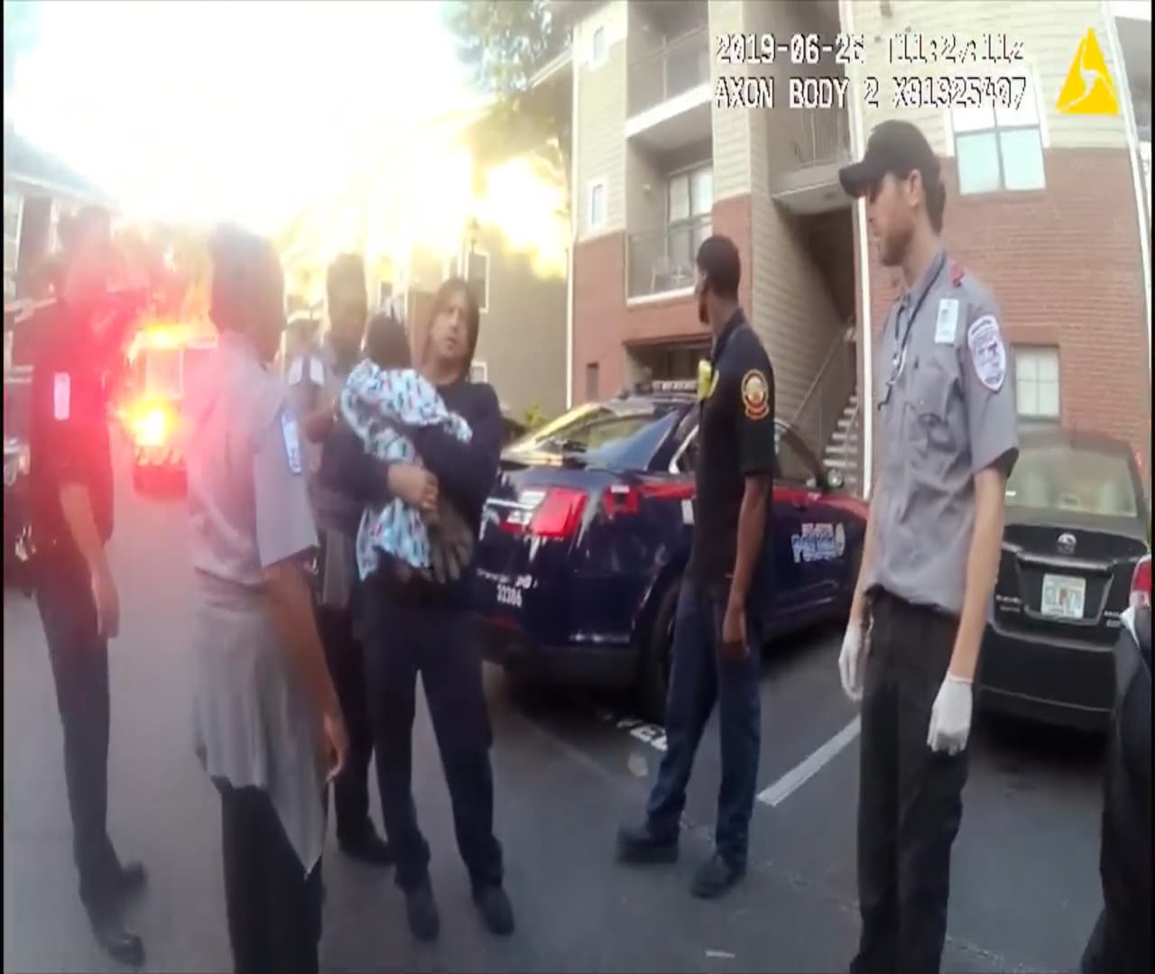 El primer caso fue el 26 de junio pasado, cuando el agente arrestó a una mujer que estaba lanzando objetos desde un balcón en un complejo de apartamentos mientras estaba en compañía de dos niños pequeños, al noreste de Atlanta.