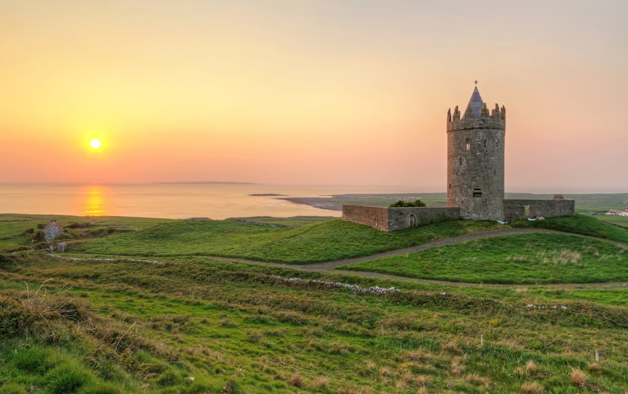 <b>Irlanda</b>
<br>
<br>Irlanda es extremadamente atractiva por su vida relajada y "en la mayoría de las ciudades y pueblos, nunca estás demasiado lejos del océano", escribe International Living.
<br>
<br>International Living estima que una pareja podría vivir cómodamente con un presupuesto de alrededor de 2,800 dólares al mes.
<br>