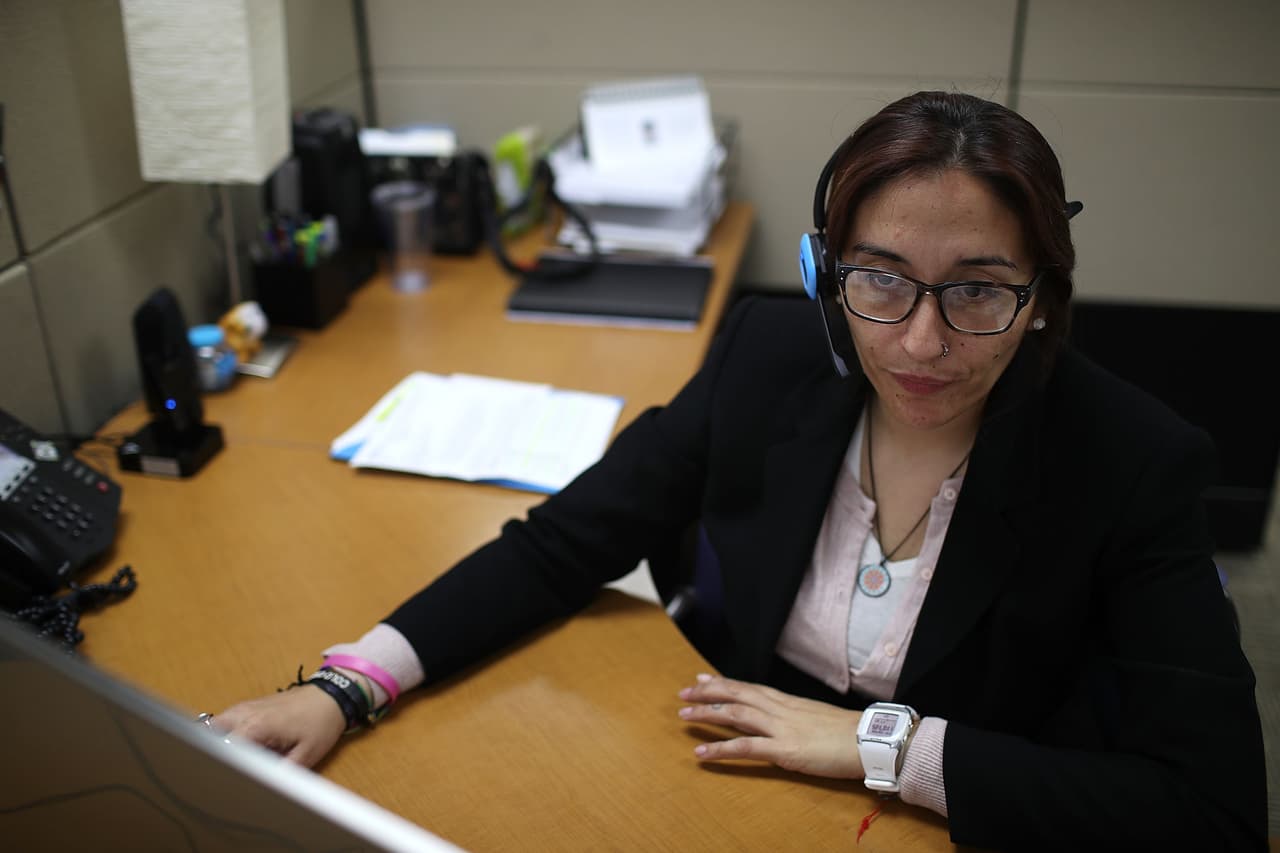 Quienes trabajan en una oficina (incluso ocupando cargos directivos) tienen más
<a href="https://www.univision.com/noticias/nutricion/8-cosas-que-hacen-que-comamos-mas-y-que-no-solemos-tener-en-cuenta">riesgo de aumentar de peso por el desorden en los horarios de comidas</a>, por la falta de tiempo y el lugar donde se realizan las ingestas principales.
<b>El metabolismo se altera y cuesta <a href="https://www.univision.com/noticias/reto-28/regresa-el-reto28-el-plan-gratuito-de-alimentacion-y-fitness-para-adelgazar-y-mejorar-tu-salud-con-univision">bajar o mantener el peso</a></b>.