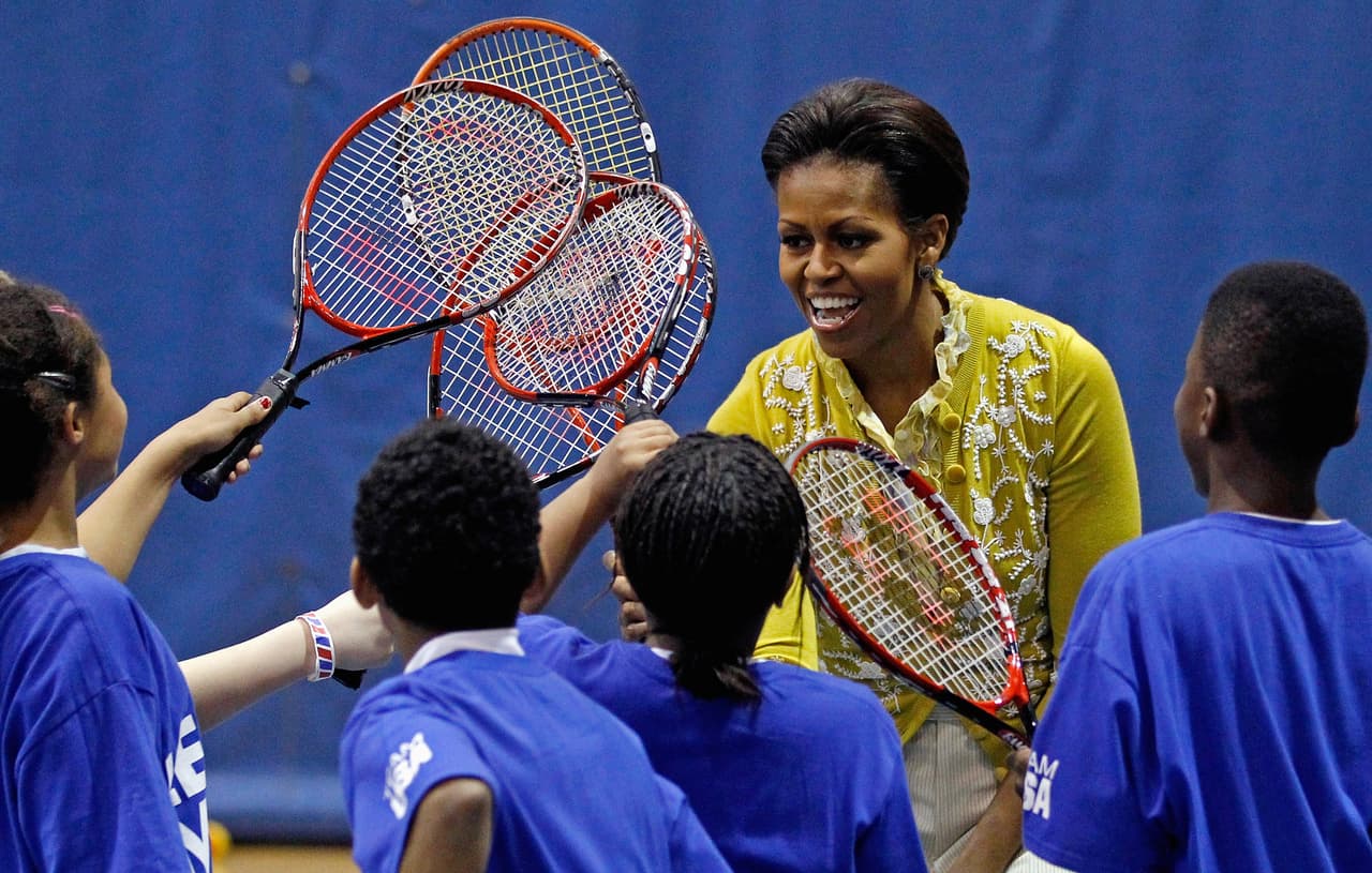 Trabajó con la Asociación de Tenis de Estados Unidos para
<a href="https://www.usta.com/usta_joins_first_lady_michelle_obama_to_encourage_children_to_be_active/"><u>construir o renovar</u></a> más de 6,200 canchas de tenis para que pudieran ser usadas por niños de todo el país. También promovió la formación de más de 12,000 entrenadores y logró inscribir a más de un millón de niños en su reto Presidential Active Lifestyle Award (PALA).