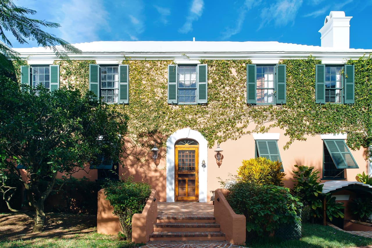 Este lugar tiene un significado especial para Michael Douglas, el actor de 74 años tiene una historia familiar: "Celebré mi primer cumpleaños aquí", dijo en entrevista con 
<a href="https://www.architecturaldigest.com/story/michael-douglas-and-catherine-zeta-jones-list-their-bermuda-compound" target="_blank">Architectural Digest</a> en 2002.