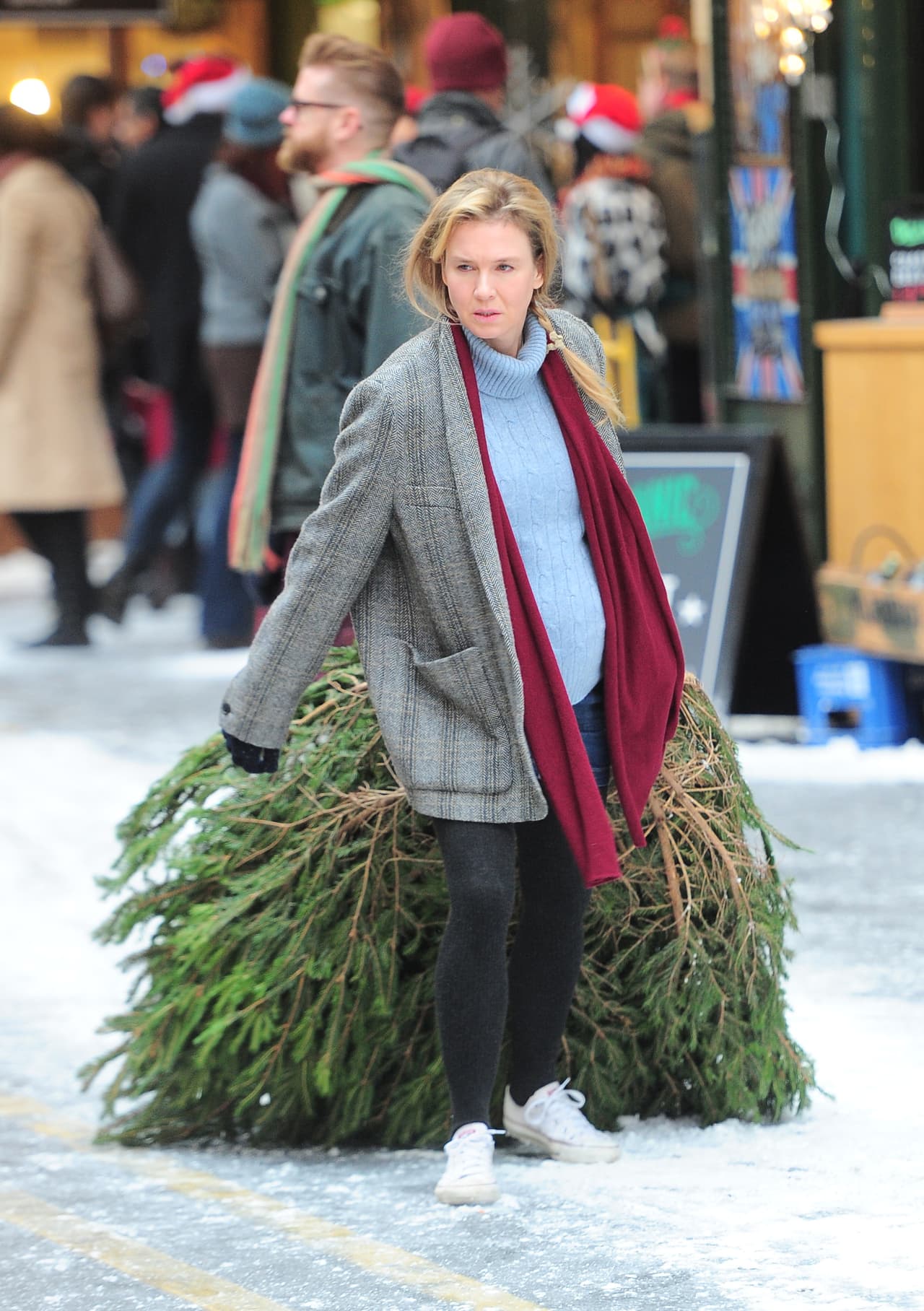 Renée Zellweger hasta arrastró su arbolito por todo Londres, pero no te preocupes, estas son sólo algunas escenas que grabó para su nueva peli, aunque seguramente su arbolito ya se encuentra en casa listo para recibir regalos de santa.