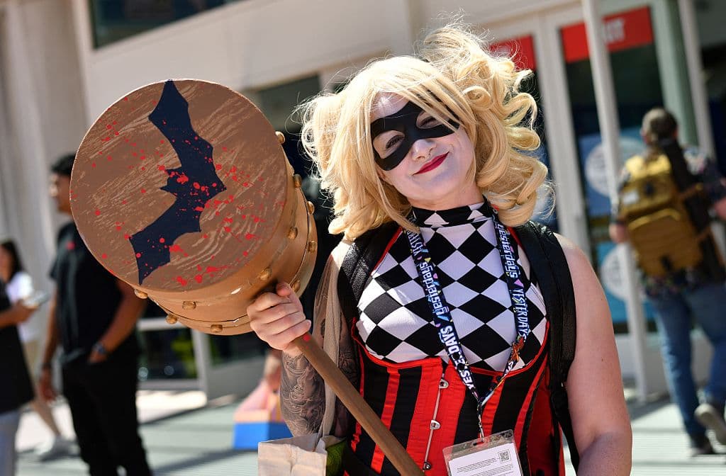 Cosplayer posa a las afueras del centro de convenciones durante la Comic Con International en San Diego, California, el 24 de julio de 2025.