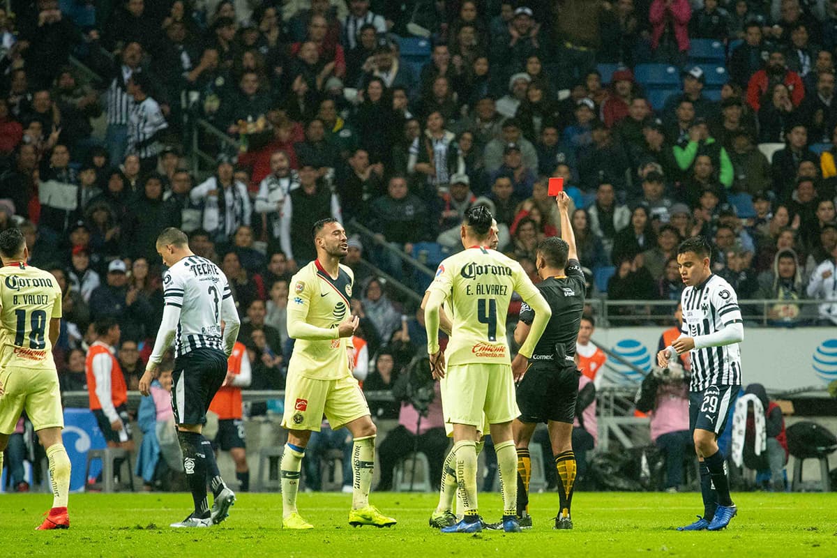 Al minuto 48 Jorge Sánchez vio la roja directa por una entrada en el mediocampo y dejó al América con 10 hombres.